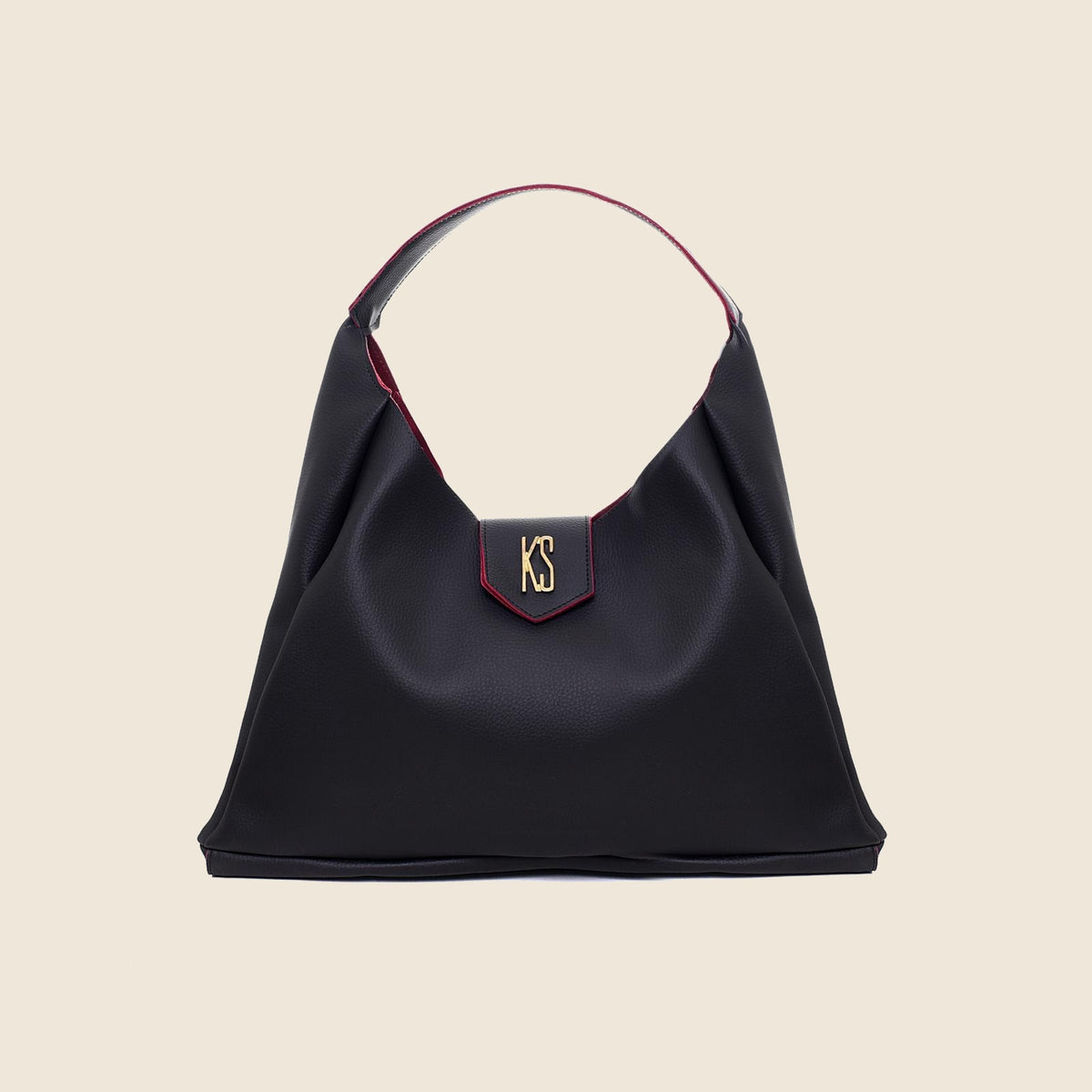 Bolsa Veneza preto com vinho em fundo bege