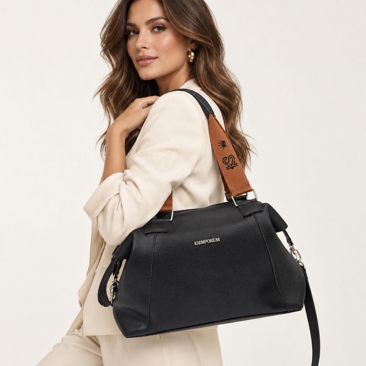 Bolsa Feminina Grande Berlim preta com modelo premium