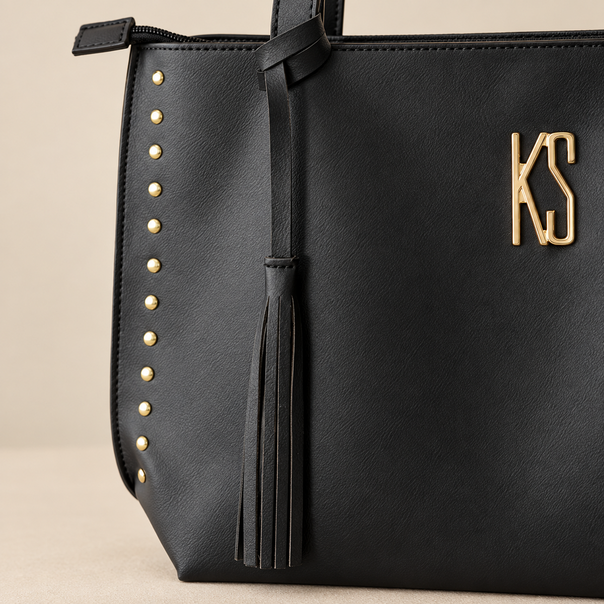 Detalhe da franja e rebites da Bolsa London preta