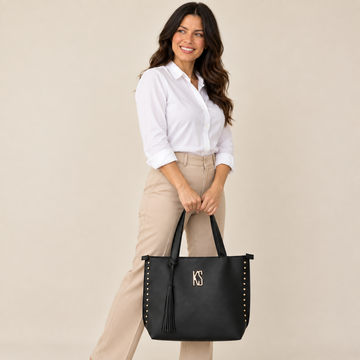 Modelo segurando a Bolsa London preta