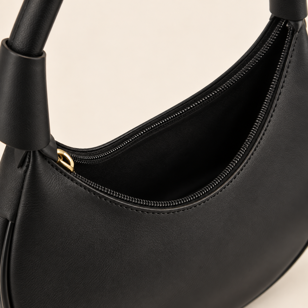 Segundo detalhe do zíper e acabamento da Bolsa Feminina Meia Lua preta EVERA