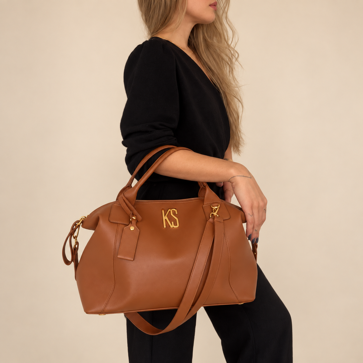 Bolsa Milão Basic Caramelo — modelo lateral