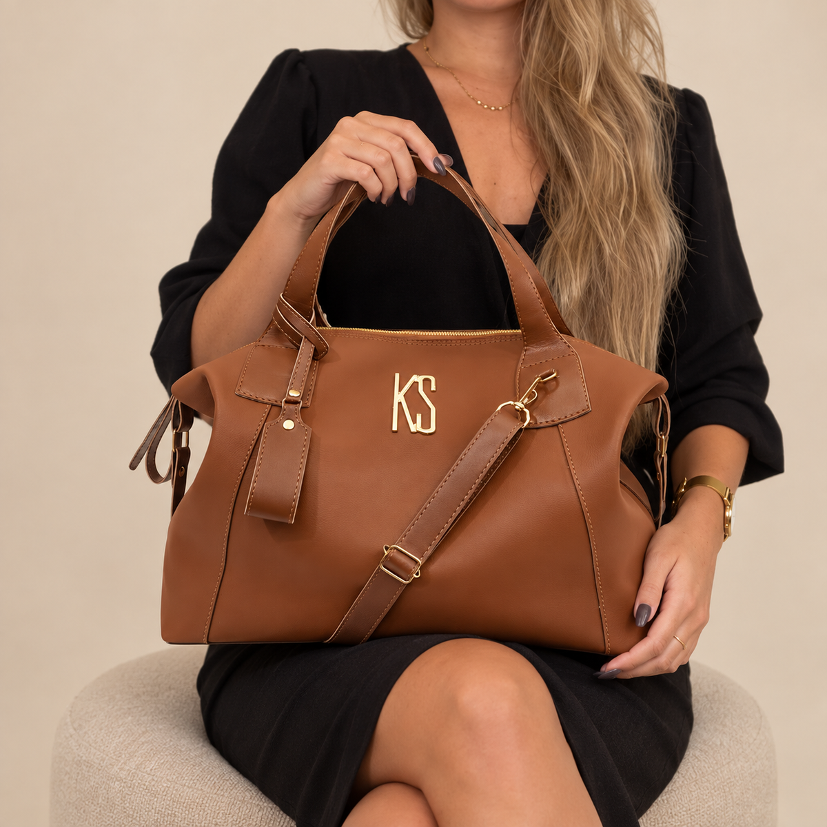 Bolsa Milão Basic Caramelo — modelo sentada
