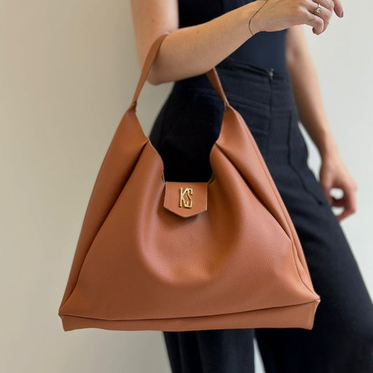 Modelo usando a Bolsa Veneza caramelo na mão