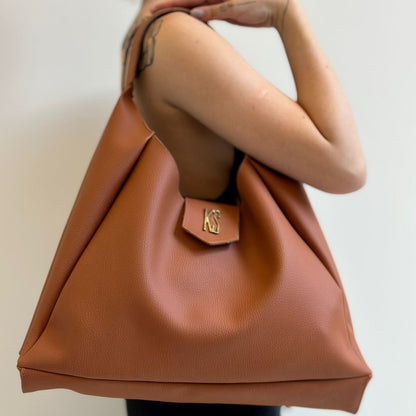 Modelo usando a Bolsa Veneza caramelo no ombro