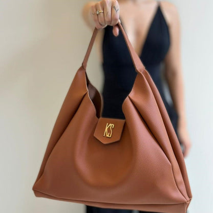 Modelo exibindo a Bolsa Veneza caramelo